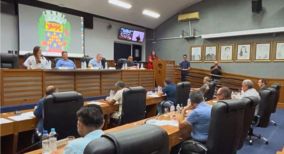  Coleta de lixo, Córrego da Lagoa, materiais escolares: Câmara cobra Prefeitura